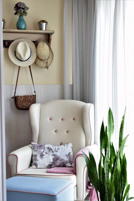 Persona realizando ejercicios de relajación visual mientras está sentada cómodamente en un sillón junto a una ventana con luz natural